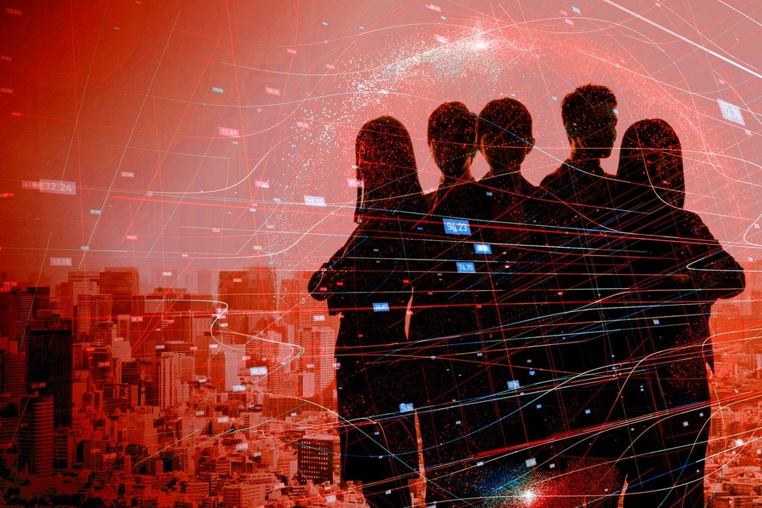 Konceptuell bild som visar silhuetter av affärspersoner mot en rödtonad digital nätverksbakgrund med datapunkter, anslutningslinjer och en stadsbild.
