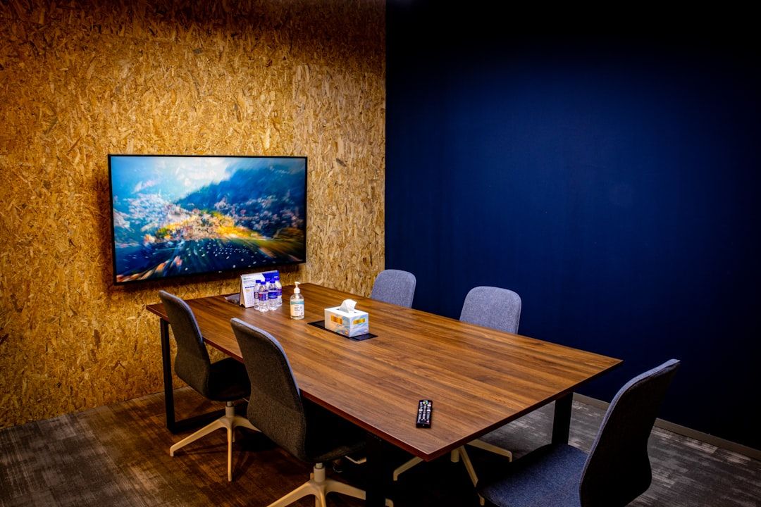 Modernt konferensrum i Stockholm utrustat för hybridmöten med stor skärm.